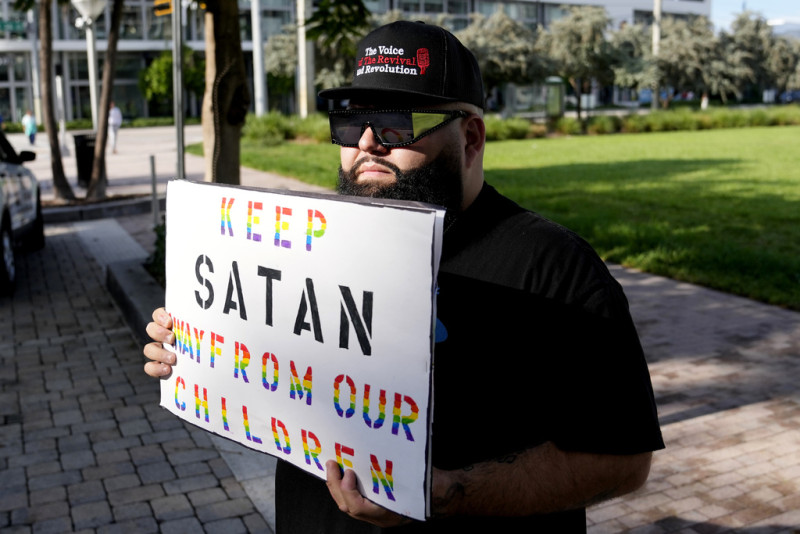 Persona protestando contra la comunidad LGBTQ