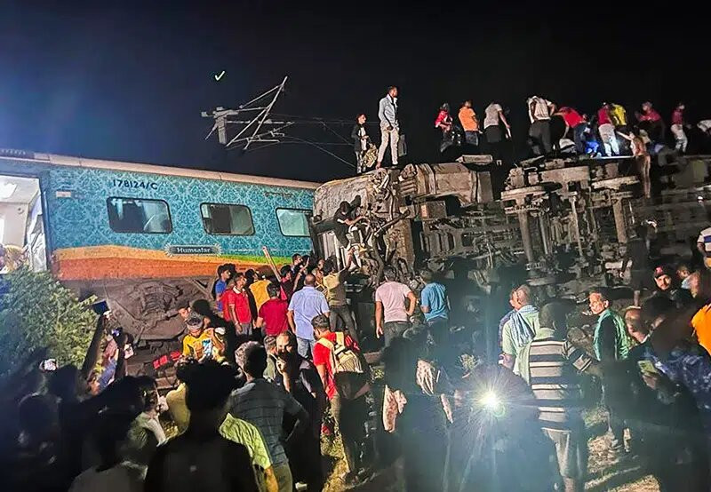 Rescatistas laboran en el sitio donde dos trenes de pasajeros se descarrilaron el viernes 2 de junio de 2023, en el distrito de Balasore, estado de Odisha, en el este de la India.