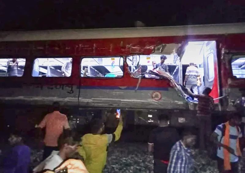 Varias personas revisan el sitio donde un tren se descarriló en el distrito de Balasore, estado de Orissa, ayer.