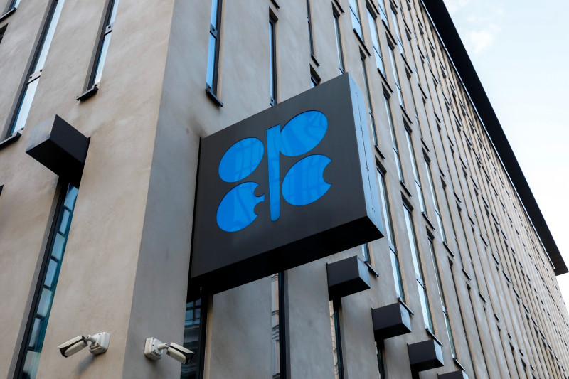 El logotipo de la Organización de Países Exportadores de Petróleo (OPEP) se ve ante su sede en Viena, Austria, el 3 de marzo de 2023.