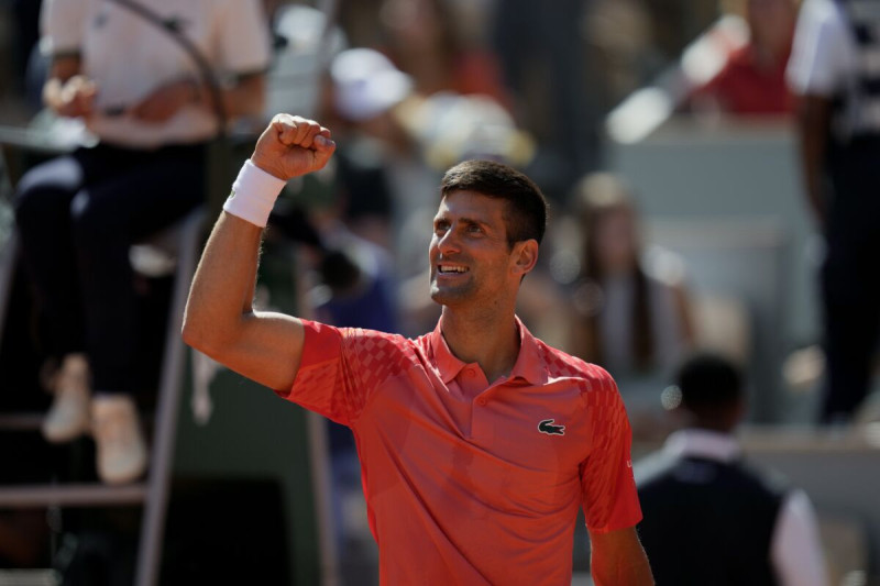 Novak Djokovic celebra tras vencer a Juan Pablo Varillas en los cuartos de final del Abierto de Francia.