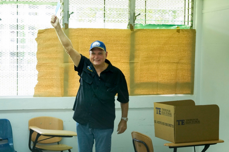 El expresidente de Panamá, Ricardo Martinelli, muestra su papeleta durante la elección interna de su partido Realizando Metas para elegir al candidato presidencial para las próximas elecciones generales de mayo.