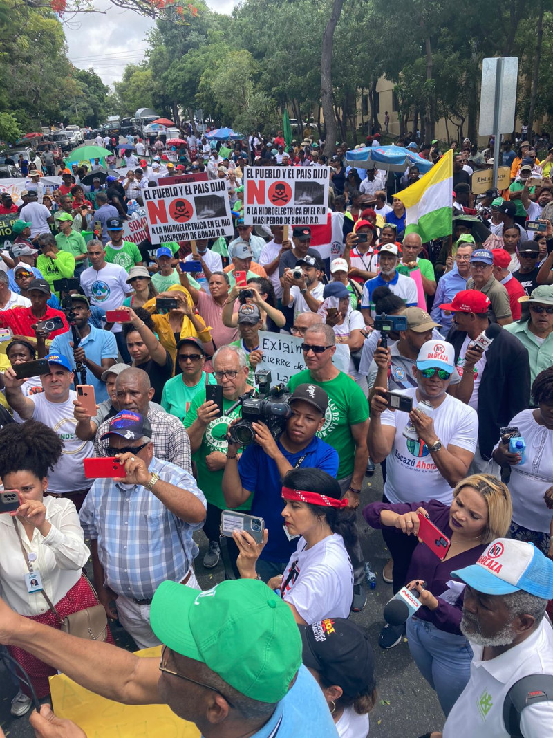 Miles de personas se congregaron este domingo frente al Palacio Nacional para expresar su rechazo a la privatización del agua y exigir el respeto a sus derechos sociales y ambientales