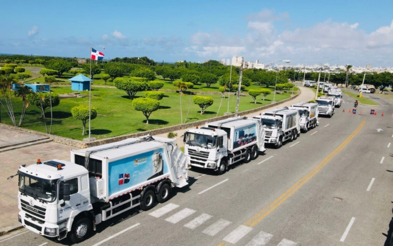 Flotilla  de camiones recolectores de basura.