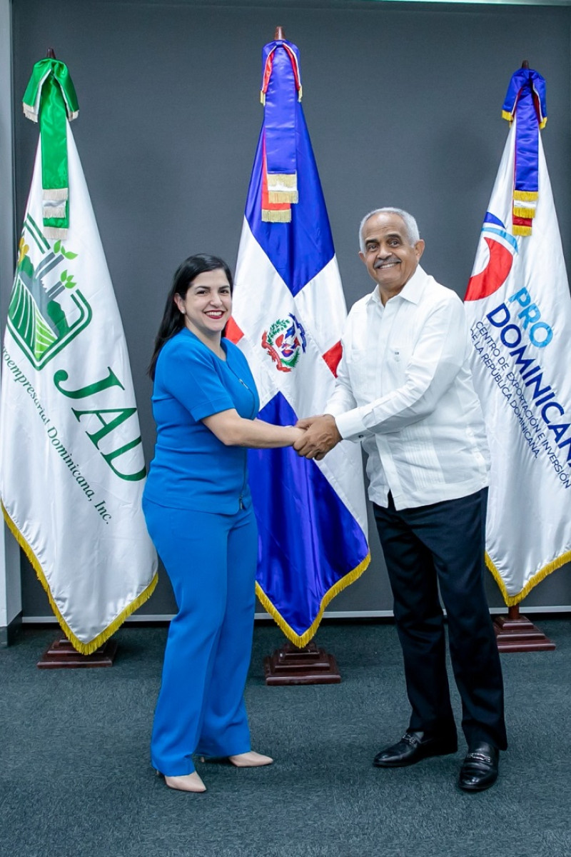 Biviana Riveiro Disla directora ejecutiva de Prodominicana y Osmar Benítez, presidente de la JAD.