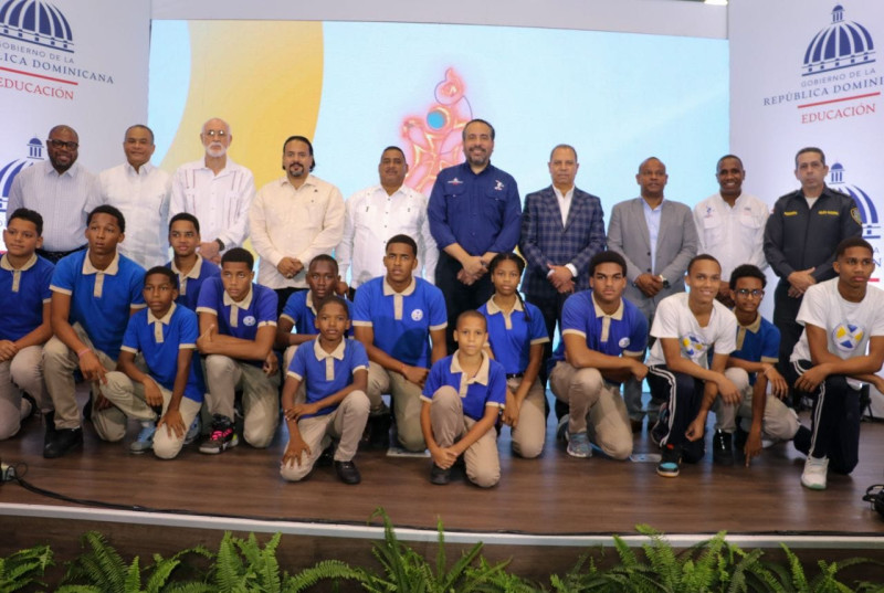 Alberto Rodríguez Mella, director ejecutivo del INEFI, junto a varias autoridades civiles y militares en el acto de presentación de la línea gráfica, logo y mascota de los X Juegos Deportivos Escolares Nacionales Barahona 2023.