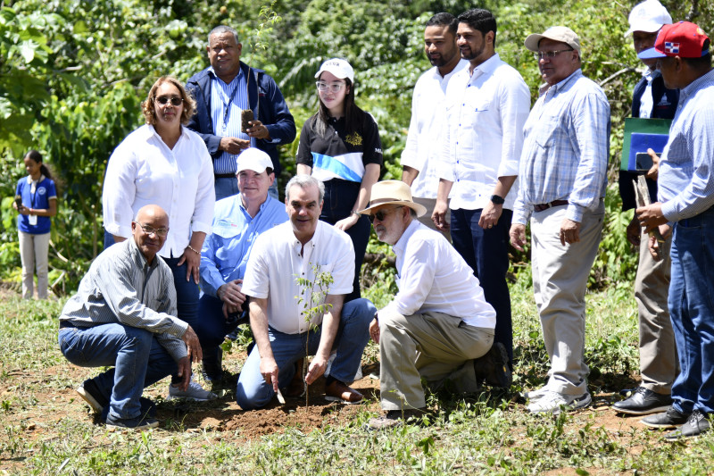 El presidente Luis Abinadr encabezó la actividad en Villa Altagracia, donde esperan sembrar 250,000 árboles.