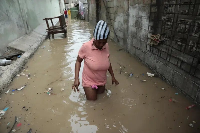 Una camina por una zona inundada luego de las fuertes lluvias registradas en Puerto Príncipe, Haití, el sábado 3 de junio de 2023.