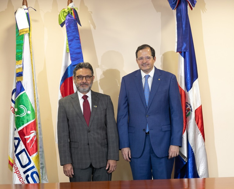 Carlos José Yunén presidente de Conadis y Steven Puig presidente del Banco BHD.