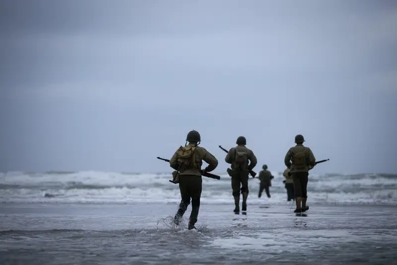 Actores representan a los soldados que participaron en el Dia D, en Omaha Beach, Saint-Laurent-sur-Mer, Normandía, Francia, el 6 de junio de 2023.