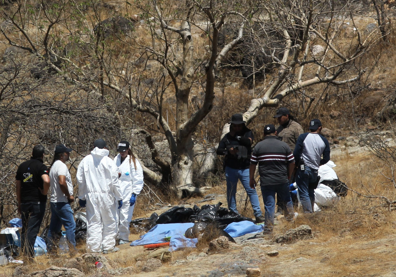 Expertos forenses transportan los restos humanos hallados el pasado miércoles en la comunidad de Mirador Escondido (Jalisco).