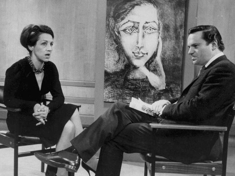 La artista Francoise Gilot aparece durante una entrevista con Reginald Bosanquet en Londres el 3 de marzo de 1965, en relación con la publicación de su libro My Life With Picasso