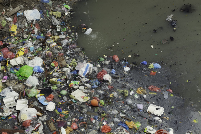 Filipinas "importa una gran cantidad de plásticos" procedentes de países industrializados para posteriormente procesarlos o reciclarlos.