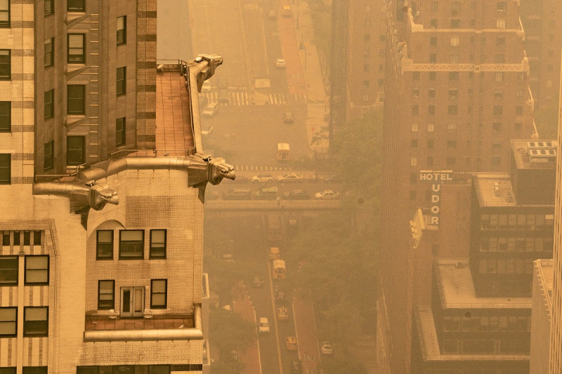 La neblina humeante de los incendios forestales en Canadá cubre Manhattan el 7 de junio de 2023 en la ciudad de Nueva York. Nueva York encabezó la lista de las principales ciudades más contaminadas del mundo el martes por la noche, mientras el humo de los incendios continúa cubriendo la costa este.
