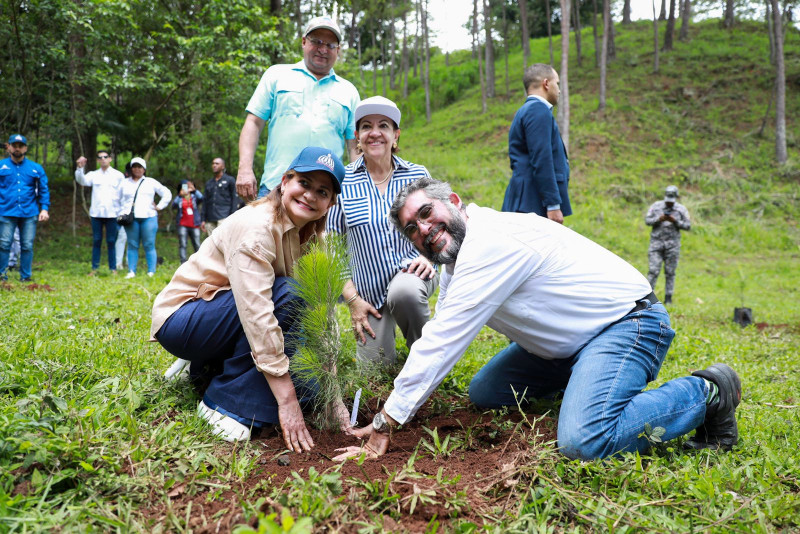 La vicepresidenta de la República, Raquel Peña, encabezó una jornada de reforestación en Santiago.