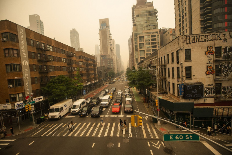 El tráfico se detiene en un semáforo mientras el humo de los incendios forestales canadienses arroja una neblina sobre el área el 7 de junio de 2023 en la ciudad de Nueva York.