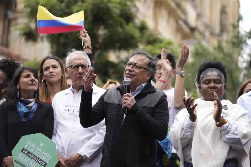 El presidente de Colombia, Gustavo Petro, acompañado por su vicepresidenta, Francia Márquez, a la derecha, habla con sus seguidores durante un mitin en Bogotá, ayer