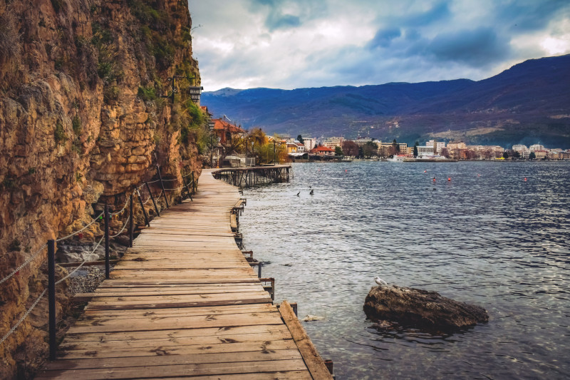 Sendero que bordea el lago Ohrid.