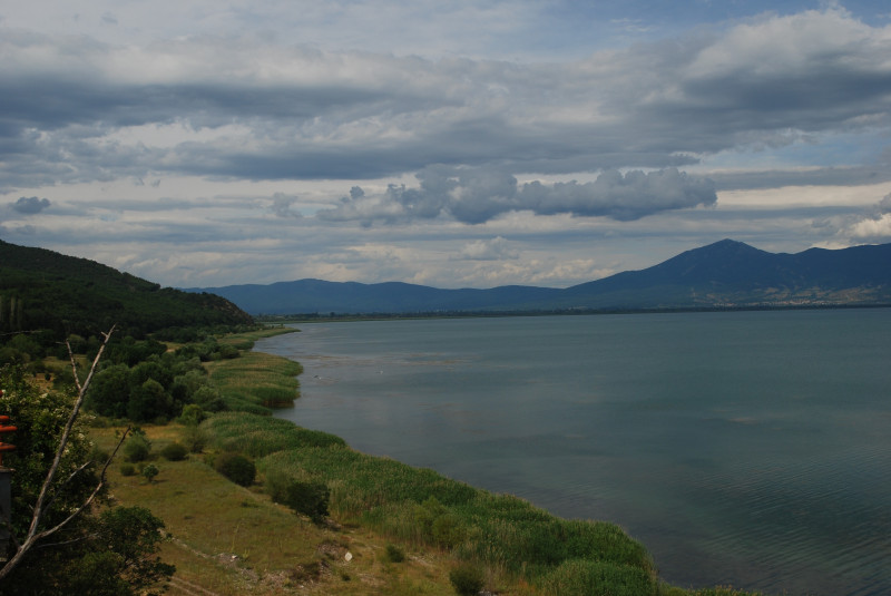 Lago Prespa, compartido por Albania, Grecia y Macedonia.