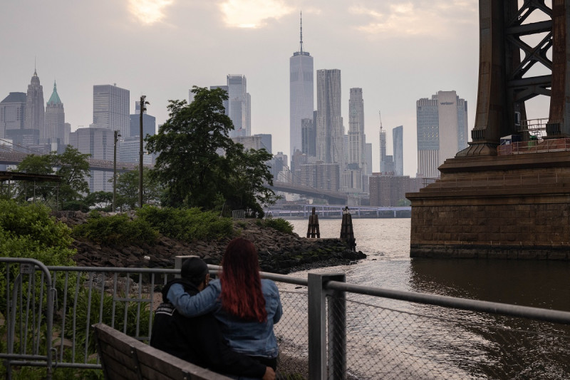 El horizonte de Manhattan se ve como el humo de los incendios forestales en Canadá causan condiciones de niebla en la ciudad de Nueva York el 8 de junio de 2023.