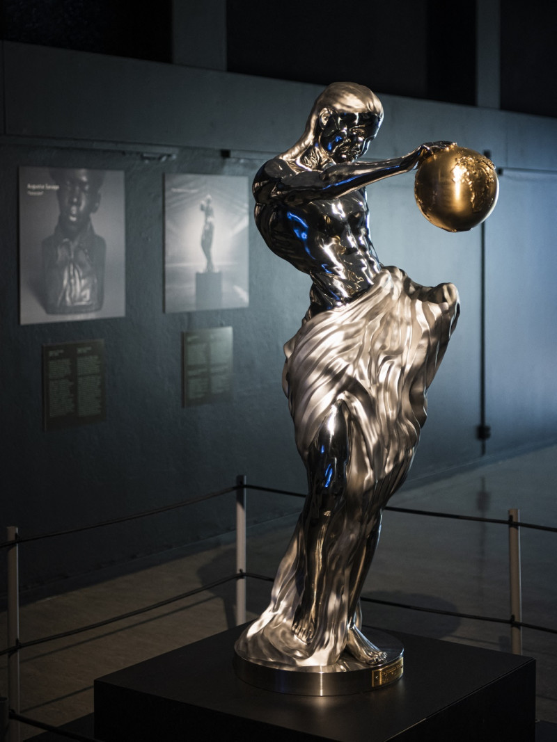 La primera escultura creada con inteligencia artificial, "La estatua imposible", se exhibe en el museo Tekniska de Estocolmo. Está inspirada en las obras de cinco maestros, incluidos Miguel Ángel, Rodin y Takamura.