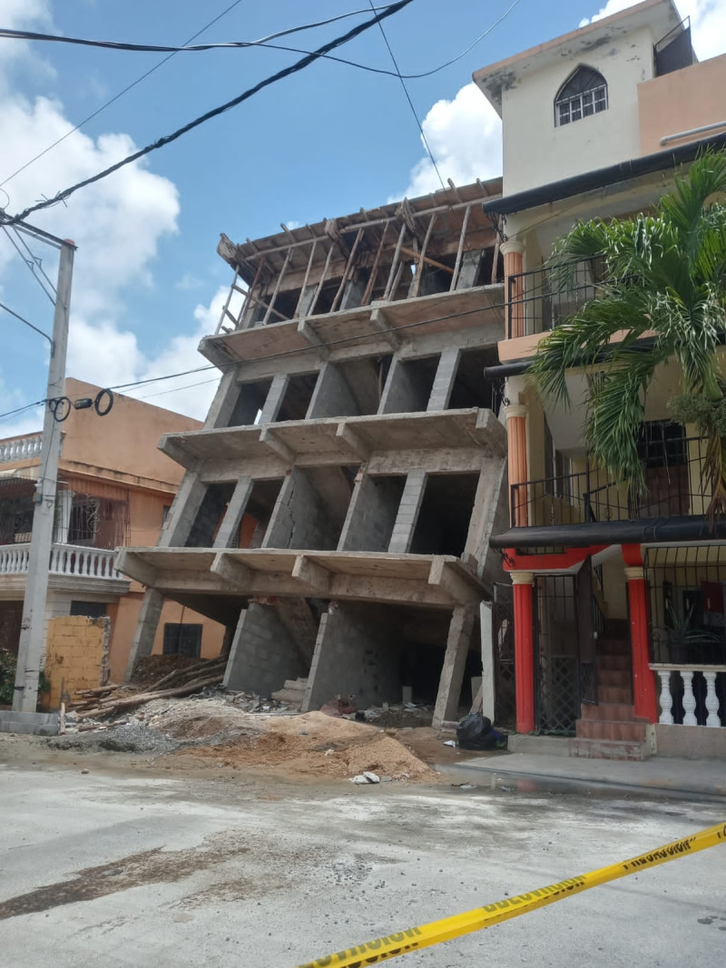 Edificio desplomado en San Cristóbal