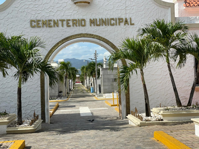 Puerta del cementerio municipal de Santiago