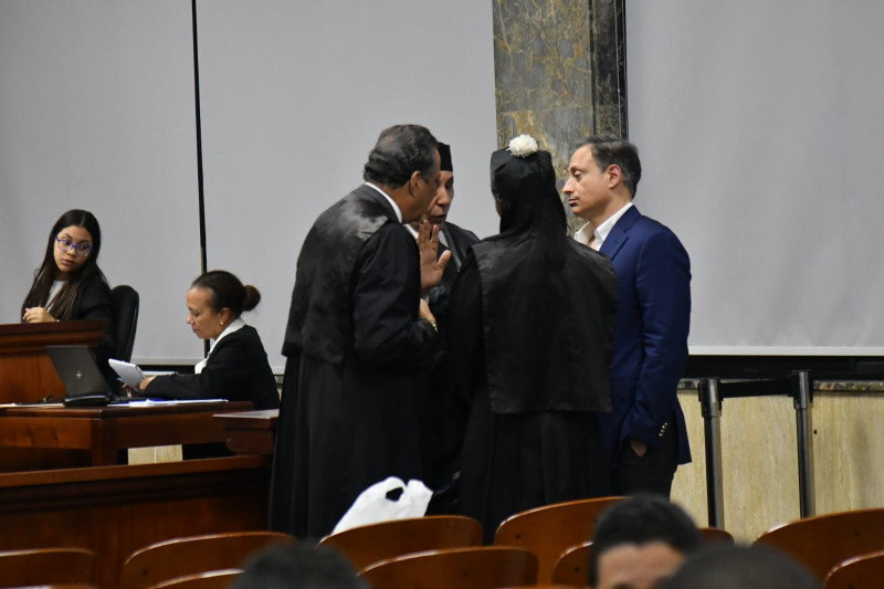 El ex procurador Jean Alain Rodríguez reunido con su barra de defensa en uno de los descansos de la audiencia del viernes 9 de junio de 2023