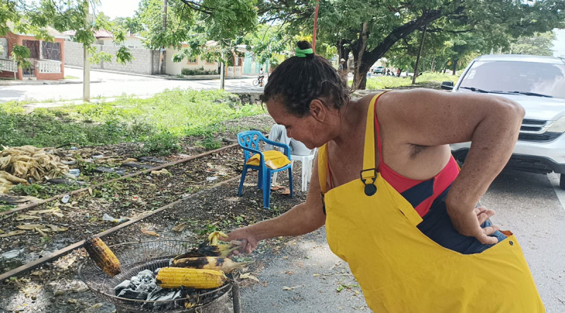 Doña María sigue ofertando sus productos en la carretera de Barahona. benny r. / ld