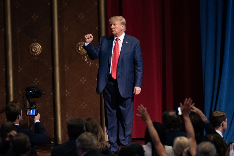 El expresidente de EE. UU. y candidato presidencial para 2024, Donald Trump, hace un gesto cuando se va después de hablar en la Convención del Partido Republicano de Carolina del Norte en Greensboro, Carolina del Norte