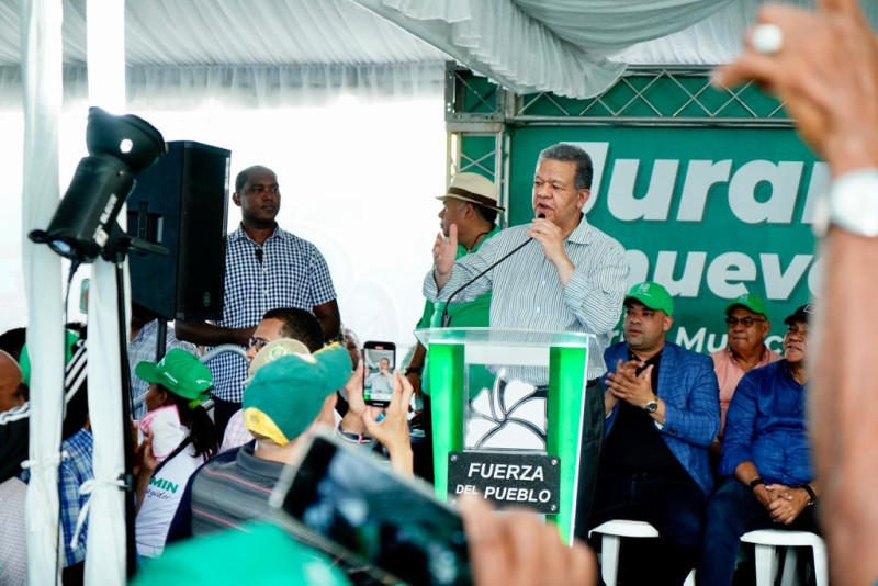 El expresidente Leonel Fernández en un acto político de su organización, Fuerza del Pueblo, celebrado ayer.