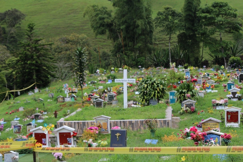 Exhumación de víctimas de desaparición forzada en un cementerio de Colombia.