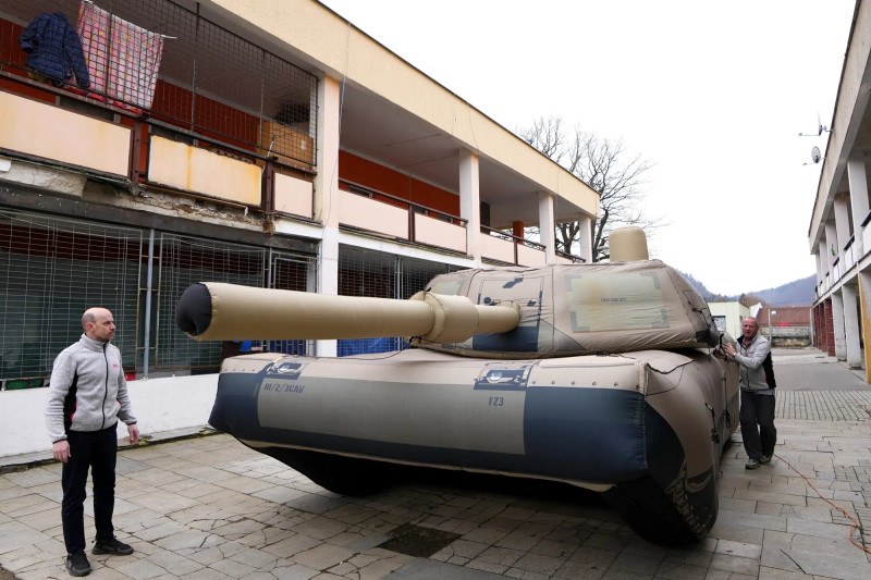 Un tanque de guerra Abrams falso inflable es presentado a los medios en Decín, República Checa, el lunes 6 de marzo de 2023.