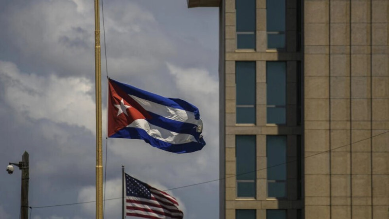 Una bandera cubana se ve junto a una bandera estadounidense fuera de la Embajada de Estados Unidos en La Habana, Cuba, el 17 de mayo de 2022.