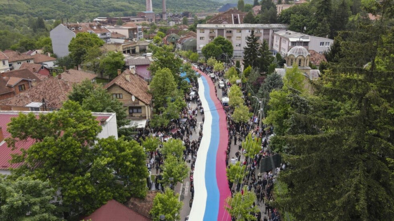 Bandera serbia gigante durante una manifestación en la ciudad de Zvecan, en el norte de Kosovo, el miércoles 31 de mayo de 2023.