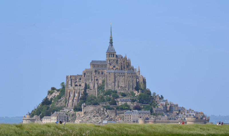 Mont-Saint-Michel se convirtió en punto de paso o de partida a los peregrinos a Santiago de Compostela por vía marítima o el camino terrestre de la costa atlántica.