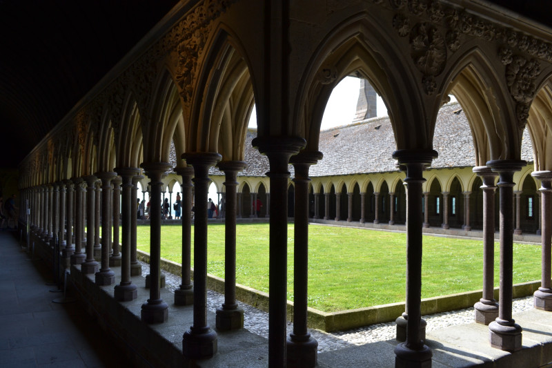 El claustro de la abadía tiene dobles filas de columnas y de arcos. La estructura parece suspendida entre el cielo y el mar. En su lado sur hay un mirador que ofrece un paisaje único para un claustro medieval.