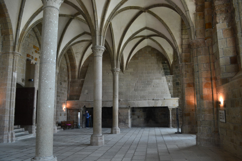 La sala de invitados del monasterio del Mont Saint-Michel. Esta es la sala donde se celebraban banquetes y recepciones para los invitados y huéspedes ilustres de la abadía.
