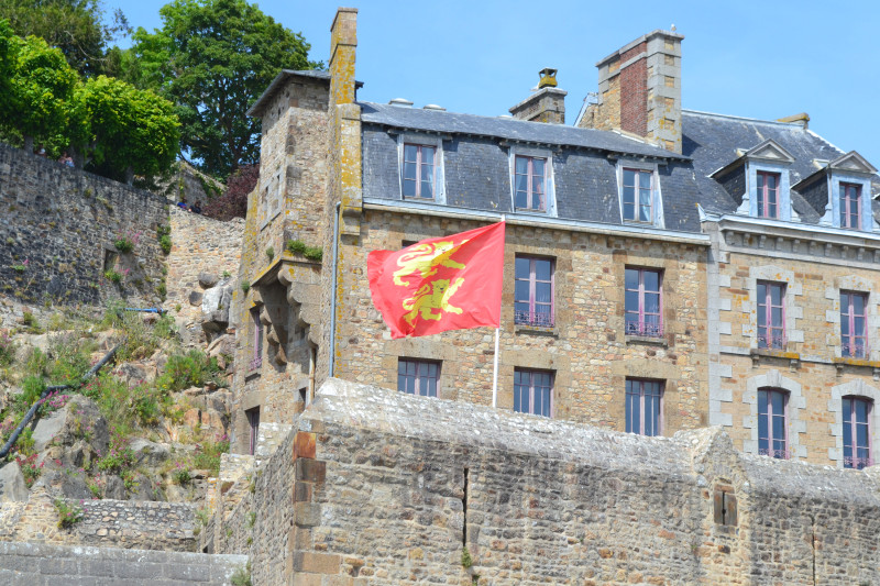 La bandera de Normandía ondea orgullosa en la muralla que protege desde hace siglos al Mont Saint-Michel de las invasiones.