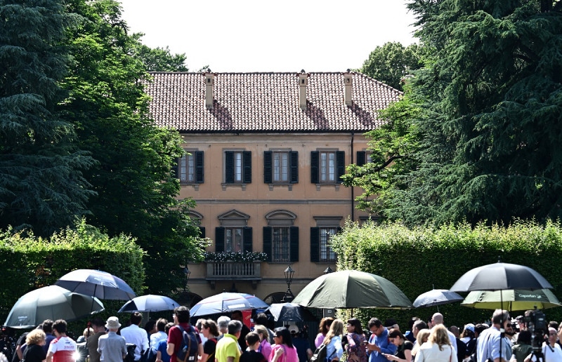 Los dolientes y los periodistas esperan afuera de Villa San Martino, la residencia del empresario italiano y ex primer ministro Silvio Berlusconi, luego de su muerte, en Arcore, en el norte de Italia, el 12 de junio de 2023.