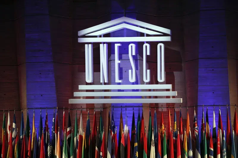 El logotipo de la Organización de las Naciones Unidas para la Educación, la Ciencia y la Cultura (UNESCO) durante la 39ª sesión de la Conferencia General en la sede de la UNESCO en París, el 4 de noviembre de 2017.