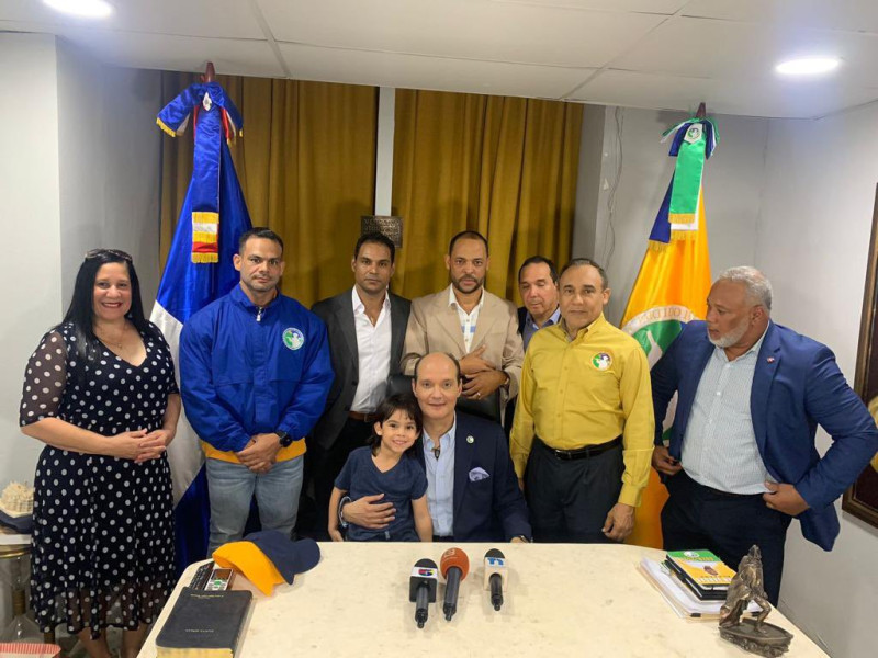 Ramfis Dominguez Trujillo y parte de sus colaboradores al momento de que le reconocieran el Partido de Esperanza Democrática.
