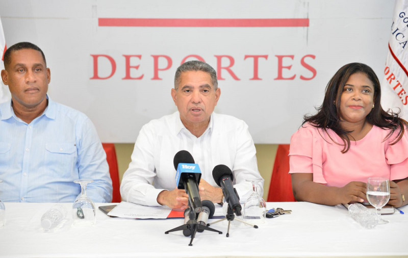 Kennedy Vargas, viceministro de Deportes, ofrece detalles junto a América Pérez y Randolfo Cuevas.