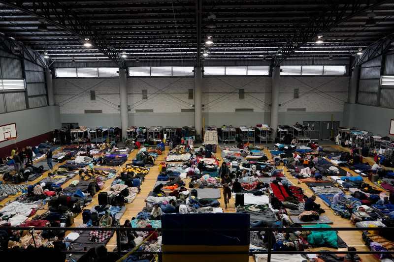 En esta imagen de archivo, refugiados ucranianos esperan en un gimnasio en Tijuana, México, el 5 de abril de 2022.