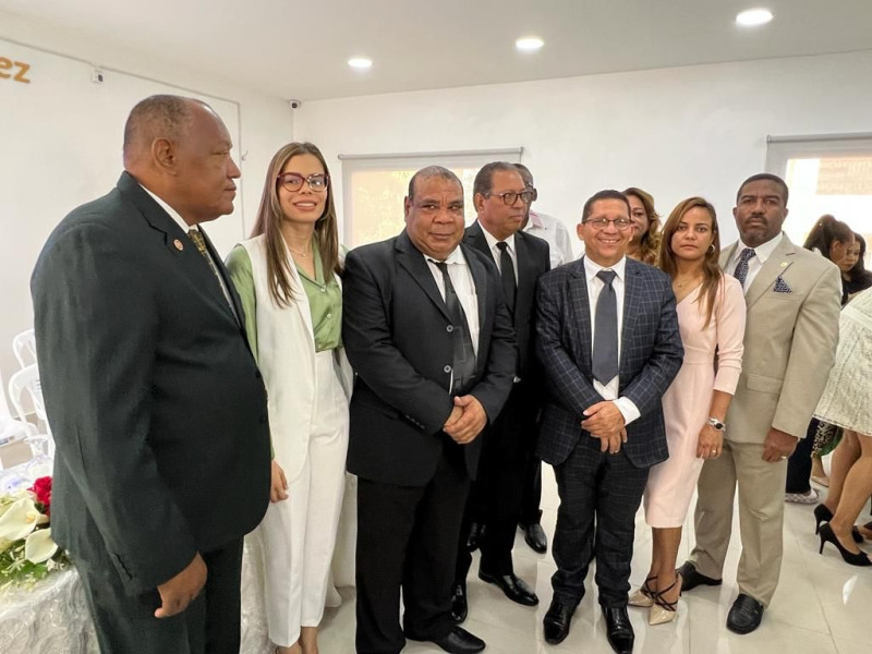 Representantes del Movimiento Renovación Gremial, el Consejo Nacional de Comerciantes y Empresarios de República Dominica y Fináncial TURIS.