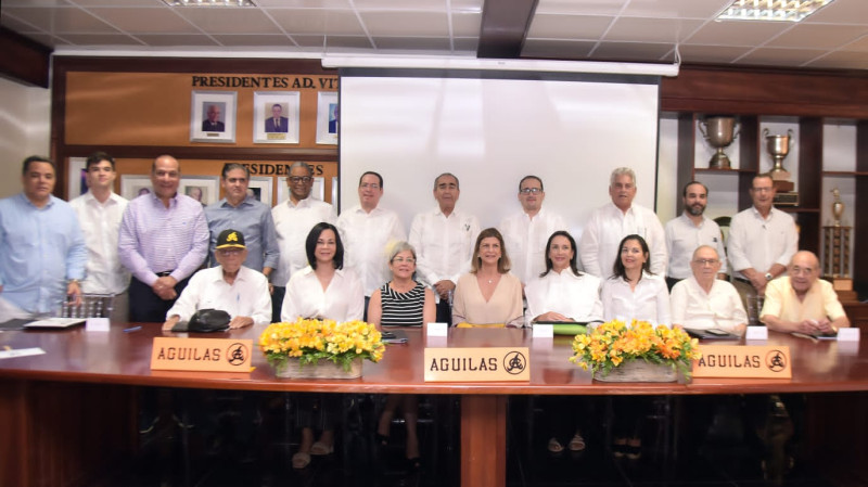 Integrantes de la nueva junta directiva de las Aguilas Cibaeñas.