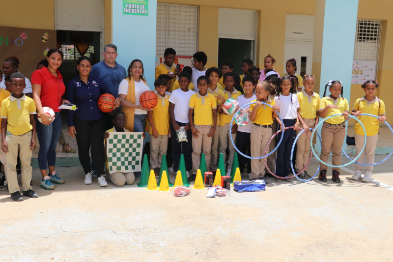 Stephany Aracena, del Instituto Nacional de Educación Física (INEFI), entrega utilería deportiva a profesores y alumnos de una de las escuelas de Mao, Valverde.