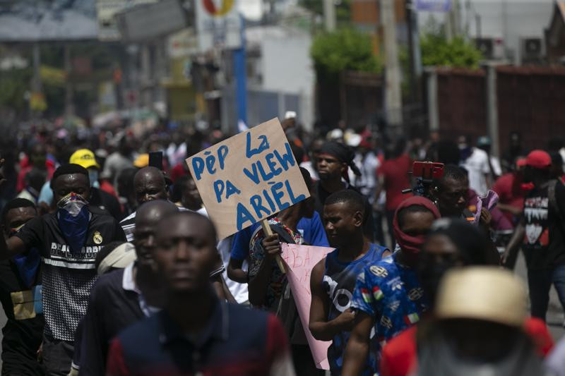 Un hombre sostiene un letrero con el mensaje "La gente no te quiere Ariel", durante una protesta por la renuncia de Ariel Henry, en Puerto Príncipe, el 7 de septiembre de 2022.