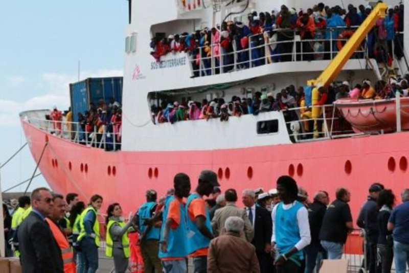 Un barco de Médicos Sin Fronteras llega al puerto de Salerno, en Italia, con miles de migrantes a bordo, después de que éstos fueran rescatados en el mar Mediterráneo, el 26 de mayo de 2017.