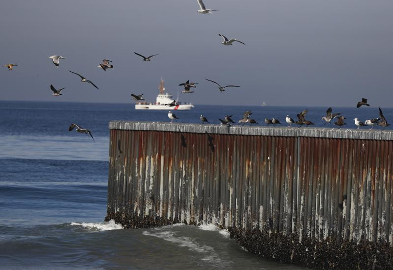 Aves en el muro que separa México de Estados Unidos, en la zona fronteriza que llega al océano Pacífico, en Tijuana, México, el 17 de noviembre de 2018.